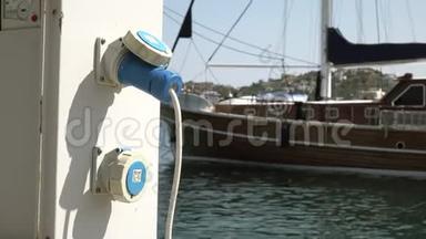 用于船只和游艇的<strong>充电</strong>站，用于在港口为船只<strong>充电</strong>的<strong>电源</strong>插座。